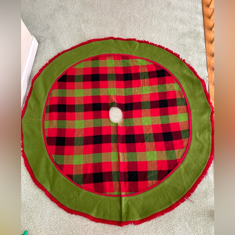Crate&Barrel 52" Douglas Plaid Christmas Tree skirt 52”